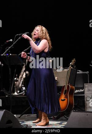 Aprile 20, 2022, Virginia Beach, Virginia, USA: AMY HELM porta alcuni folk e blues per la gente al Sandler Center in Virginia Beach, Virginia 20 Aprile 2022.Â© Jeff Moore (Credit Image: © Jeff Moore/ZUMA Press Wire) Foto Stock