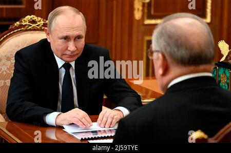 Novo-Ogaryovo, Russia. 21st Apr 2022. Il presidente russo Vladimir Putin ha un incontro faccia a faccia con il presidente della Transneft, Nikolai Tokarev, Right, al Cremlino, aprile 21, 2022 a Mosca, Russia. Credit: Mikhail Klimentyev/Kremlin Pool/Alamy Live News Foto Stock