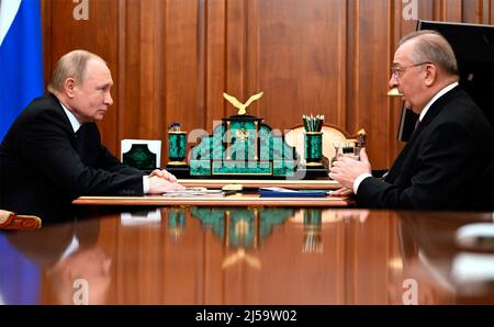 Novo-Ogaryovo, Russia. 21st Apr 2022. Il presidente russo Vladimir Putin ha un incontro faccia a faccia con il presidente della Transneft, Nikolai Tokarev, Right, al Cremlino, aprile 21, 2022 a Mosca, Russia. Credit: Mikhail Klimentyev/Kremlin Pool/Alamy Live News Foto Stock