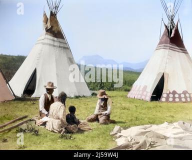 1920S MADRELINGUA AMERICANA INDIANA DONNA UOMO FAMIGLIA DUE FIGLI SEDUTI DI FRONTE A TEPEES SIOUX TRIBÙ MONTANA USA - I354C HAR001 HARS 4 COMUNITÀ COLORE MADRI VECCHIO TEMPO NOSTALGIA VECCHIA MODA GIOVANE STILE MONTANA FIGLI STILE DI VITA STORIA FEMMINE LODGE RURALE HOME VITA STATI UNITI DONNE A TUTTA LUNGHEZZA PERSONE INDIANI STATI UNITI D'AMERICA MASCHI SIOUX SPIRITUALITÀ PADRI RIFUGIO NORD AMERICA LIBERTÀ TEEPEE NORDAMERICANE TIPI DADS EXTERIOR PRIDE TEPEE TRIBE MT ELEGANTI GIOVANI NATIVI AMERICANI MID-ADULT UOMO MID-ADULT DONNA MOMS GLI AMERICANI NATIVI TEPEES TOGETHERNESS HAR001 DAVANTI Foto Stock