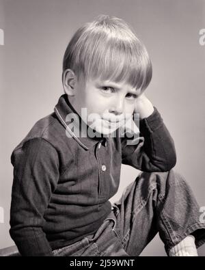 1960S RAGAZZO BIONDO CARINO CON POINTING PERTURBED VOLTO ARRABBIATO GUARDANDO LA FOTOCAMERA - J12332 HAR001 HARS STILE DI VITA INFASTIDITO WINNING STUDIO SHOT HOME VITA COPIA SPAZIO MEZZA LUNGHEZZA MASCHI DENIM GESTURING ESPRESSIONI B&W TRISTEZZA OCCHIO CONTATTO UMORISTICO ANGOSCIATO POUTING IRATE LEADERSHIP COMICO ORGOGLIO GESTI CONCETTUALE COMMEDIA POUT DISPIACERE OSTILITÀ PERTURBED PIACEVOLE PIACEVOLE FASTIDIOSO JEANS BLU EMOZIONE AFFASCINANTE CRESCITA EMOTIVA INFORMALE IRRITATO GIOVANI LOVABLE PIACEVOLE TWILL ADORABILE ATTRAENTE BIANCO E NERO CASUAL ETNICITÀ CAUCASICA DISPIETÀ HAR001 VECCHIO STILE Foto Stock