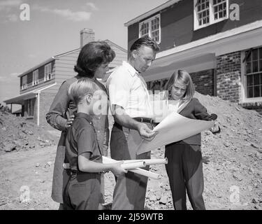 1960S FAMIGLIA DI QUATTRO FIGLI DI DAD MOM IN PIEDI SUL SITO DI COSTRUZIONE EDILIZIA ABITATIVA GUARDANDO I PROGETTI DELLA FUTURA CASA SUBURBANA - J12517 HAR001 HARS NOSTALGICO COPPIA 4 SUBURBANI MADRI ALLOGGIO VECCHIO TEMPO FUTURO SORPRESA NOSTALGIA FRATELLO VECCHIO MODO SORELLA 1 FIGLI GIOVANI FAMIGLIE GIOIA LIFESTYLE CELEBRAZIONE FEMMINE CASE CONIUGATI FRATELLI CONIUGI MARITI CASA VITA COPIA SPAZIO MEZZA LUNGHEZZA DONNE FIGLIE PERSONE RESIDENZIALI MASCHI EDIFICI FRATELLI FRATELLI BLUEPRINTS PADRI B&W PARTNER OBIETTIVI FELICITÀ SCELTA PAPÀ ECCITAZIONE ANGOLO BASSO ORGOGLIO DI ON HOMES FRATELLO CONCETTUALE RESIDENCE ELEGANTE Foto Stock