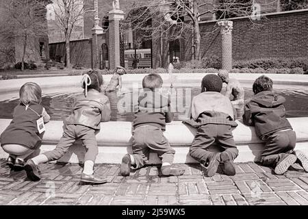 1960S 1970S VISTA POSTERIORE DI CINQUE RAGAZZI E RAGAZZE ETNICAMENTE DIVERSI APPOGGIATI SUI LATI DI UNA FONTANA AL PENN MUSEO PHILADELPHIA - J12677 HAR001 HARS MUSEO ISPIRAZIONE MASCHI B&W SCUOLE DI GRADO ALTO ANGOLO AVVENTURA SCOPERTA TEMPO LIBERO AFRO-AMERICANI AFROAMERICANI E. PA BLACK ETHNICITY PENN REAR VIEW OPPORTUNITY PRIMARY SWEATERS CONCETTUALE DA DIETRO BACK VIEW COOPERITY ETNICAMENTE GRADO SCUOLA LATI TOGETHERNESS NERO E BIANCO ETNIA CAUCASICA CITTÀ DI AMORE FRATERNO HAR001 GIACCHE VECCHIO STILE AFROAMERICANI Foto Stock