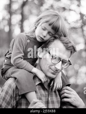 1960S 1970S PADRE UOMO CHE GUARDA LA MACCHINA FOTOGRAFICA CHE TIENE LA RAGAZZA DORMIENTE CHE TRASPORTA LA FIGLIA SULLE SPALLE ALL'APERTO CHE CAMMINA - J13019 HAR001 HARS VECCHIO TEMPO ADDORMENTATO NOSTALGIA VECCHIA MODA 1 FITNESS GIOVANE SANO PACE FORTE STANCO FELICE FAMIGLIE GIOIA LIFESTYLE SODDISFAZIONE PARENTING FEMMINE HOME VITA COPIA SPAZIO AMICIZIA FIGLIE PERSONE CURA MASCHI PADRI B&W FIDUCIA PATERNITÀ ATTIVITÀ SOGNI FELICITÀ FISICA TESTA SONNOLENTA E SPALLE PROTEZIONE FORZA DADS BASSO ANGOLO QUALITÀ TEMPO SU SORRISI CONNESSIONE SENZA TEMPO PADRE E FIGLIA FLESSIBILITÀ GIOIOSO MUSCOLI SOSTEGNO AFFETTO DI ATTACCAMENTO PERSONALE Foto Stock