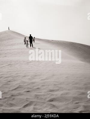 1970S ANONIMO SILHOUETTED GRUPPO DI FAMIGLIA DI CINQUE CAMMINANDO SU HILL SU SABBIA DUNE - J13411 KRU001 HARS VECCHIA SORELLA DI MODA 1 FITNESS GIOVANI SANO VACANZA FIGLI STILE DI VITA CINQUE CELEBRAZIONE FEMMINE 5 SPAZIO RURALE COPIA A TUTTA LUNGHEZZA SIGNORE FISICA PERSONE MASCHI FRATELLI FIDUCIA SORELLE PADRI B&W OBIETTIVI TEMPO LIBERO ATTIVITÀ FISICA AVVENTURA FORZA SILHOUETTED VIAGGIO FUGA DADS LEADERSHIP PROGRESSO VACANZE RICREAZIONE FRATELLI CONCETTUALI DUNE FLESSIBILITÀ MUSCOLI ANONIMO GIOVANI MID-ADULT MID-ADULT UOMO MID-ADULT DONNA MOMS TOGETHERNESS VACANZE IN BIANCO E NERO VECCHIO STILE Foto Stock