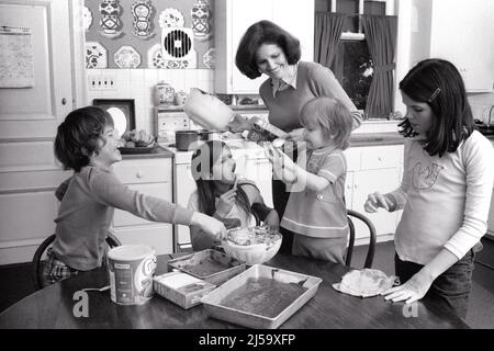 1970S MADRE E QUATTRO BAMBINI, RAGAZZO E TRE RAGAZZE IN CUCINA, PRONTI A METTERE LA GLASSA AL FORNO FRESCO BROWNIES - J13502 HAR001 HARS OCCUPATO NOSTALGIA FRATELLO VECCHIO MODO SORELLA 1 GIOVANI LAVORO DI SQUADRA FIGLI FAMIGLIE GIOIA STILE DI VITA CINQUE FEMMINE PRONTO MESS 5 FRATELLI HOME VITA COPIA SPAZIO MEZZA LUNGHEZZA SIGNORE FIGLIE PERSONE MASCHI COTTI FRATELLI GHIACCIO SORELLE B&W METTERE ATTIVITÀ FELICITÀ AVVENTURA VITTORIA BROWNIES SUDICIO ED ECCITAZIONE FRATELLO COOPERAZIONE NOVELLE METÀ-ADULTO MEDIO-ADULTO DONNA MOMS PRE-TEEN PRE-TEEN RAGAZZA NERO E. BIANCO CAUCASICO ETNIA PREPARAZIONE ALIMENTARE HAR001 VECCHIO STILE Foto Stock