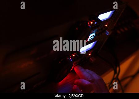 Main d'un ingénieur du son qui fait les réglages pour un concerto de musique Foto Stock