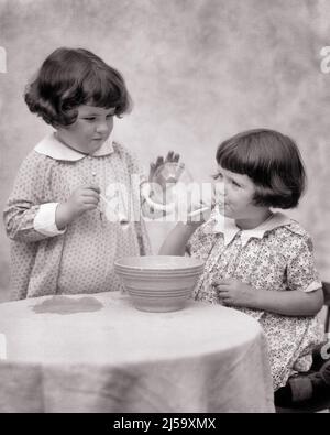 1920S DUE BAMBINE DI BRUNETTE CON CIOTOLA DI ACQUA SAPONATA E TUBI DI BOLLE CHE GIOCANO INSIEME - J1368 HAR001 HARS BUBBLES FRATELLI SORELLE B&W BRUNETTE ABITI FELICITÀ TUBI ED ECCITAZIONE ACCONCIATURA CONNESSIONE FRATELLO PLAYMATE BOBBED COLLARI AMICHEVOLE BOB ELEGANTE BRUNETTES GROWTH JUVENILES BANGS BIANCO E NERO ETNIA CAUCASICA HAR001 VECCHI PLAYMATES IN SAPONATA Foto Stock