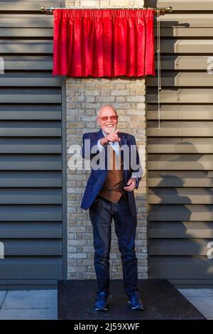 Hammersmith, Londra, Regno Unito. 21st Aprile, 2022.TIME LORDS TO TOP OF THE POPS: Una celebrazione della BBC Television made at Riverside Studios. 'Whispering' Bob Harris, che segna cento anni della British Broadcasting Corporation. La mostra fotografica "Time Lords to Top of the Pops: A Celebration of BBC Television Made at Riverside Studios" sarà aperta dal 21st aprile al 24th luglio 2022. Amanda Rose/Alamy Live News Foto Stock