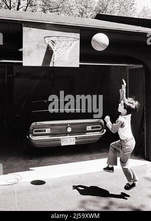 1960S 1970S GIOVANE RAGAZZO CHE SALTANO LANCIANDO BASKET A CERCHIO MONTATO SOPRA IL CORTILE GARAGE TIRO CERCHI PER L'ESERCIZIO - J13905 HAR001 HARS HOOP SANO VEICOLO LANCIO NET LEAPING ATLETA LIFESTYLE HOME VITA COPIA SPAZIO FULL-LENGTH PRATICA AUTOMOBILE MASCHI TRASPORTO ATLETICO B&W. BRUNETTE OBIETTIVI ATTIVITÀ SOGNI FISICO LEAP LEISURE FORZA AUTOS HOOPS RICREAZIONE A AUTOMOBILI FLESSIBILITÀ MUSCOLI VEICOLI PALLA GIOCO CRESCITA GIOVANI MONTATO NERO E BIANCO ETNIA CAUCASICA HAR001 VECCHIO STILE Foto Stock