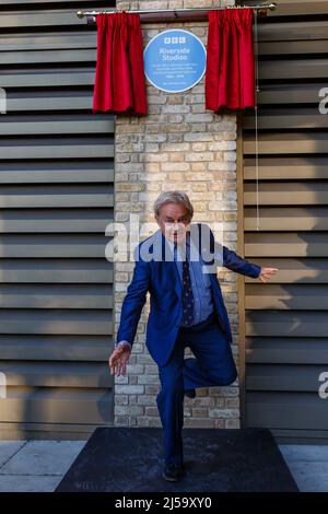 Hammersmith, Londra, Regno Unito. 21st Aprile, 2022.TIME LORDS TO TOP OF THE POPS: Una celebrazione della BBC Television made at Riverside Studios. Dr. WHO Actor, Frazer Hines, che ha segnato cento anni della British Broadcasting Corporation. La mostra fotografica "Time Lords to Top of the Pops: A Celebration of BBC Television Made at Riverside Studios" sarà aperta dal 21st aprile al 24th luglio 2022. Amanda Rose/Alamy Live News Foto Stock