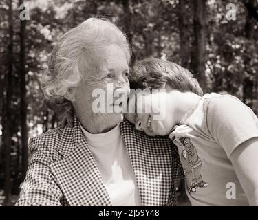 1970S SORRIDENTE BAMBINA CHE STESA LA TESTA SULLA SPALLA DELLA NONNA - J14295 HAR001 FAMIGLIE HARS GIOIA LIFESTYLE SATISFACTION ANZIANO FEMMINE NONNO CASA VITA COPIA SPAZIO AMICIZIA MEZZA LUNGHEZZA SIGNORE PERSONE CURA ADULTO ANZIANO B&W ANZIANO DONNA FELICITÀ POSA VECCHIAIA OLDSTERS ALLEGRO ORGOGLIO OLDSTER GIOVANI E VECCHIE NONNE SORRIDE ANZIANI CONNESSIONE NIPOTE CONCETTUALE GIOIOSA RELATIVA SUPPORTO PERSONALE ATTACCAMENTO AFFETTO EMOZIONE CRESCITA GIOVANI TOGETHERNESS GIOVANE NERO E BIANCO ETNIA CAUCASICA NONNA HAR001 VECCHIO STILE Foto Stock