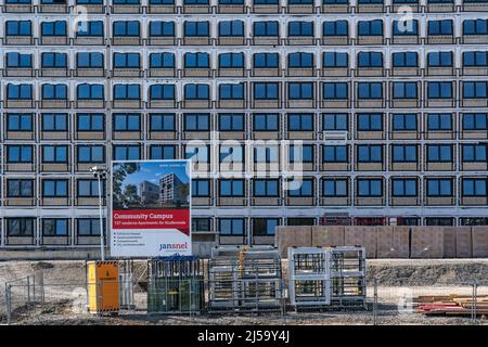 Cantiere del Campus comunitario, qui 737 appartamenti per studenti, di 20 metri quadrati ciascuno, sono in costruzione, completamente arredati, in construzione modulare Foto Stock