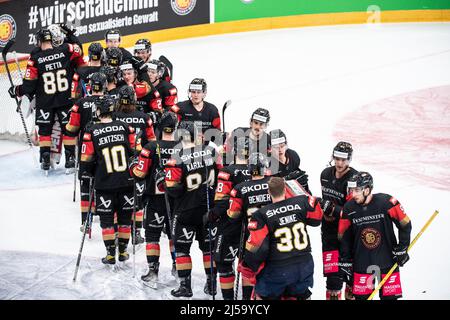 Rosenheim, Germania. 21st Apr 2022. Hockey su ghiaccio: Partita internazionale, Germania - Svizzera allo stadio ROFA. I giocatori della Germania celebrano la loro vittoria. Credit: Matthias Balk/dpa/Alamy Live News Foto Stock