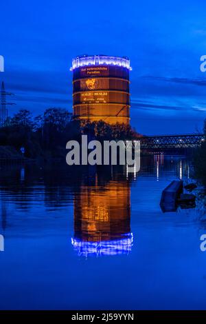 Neue Mitte Oberhausen, sala espositiva Gasometer, dopo ristrutturazione, canale Reno-Herne, illuminazione serale, Mostra il paradiso fragile, NRW, Germania Foto Stock