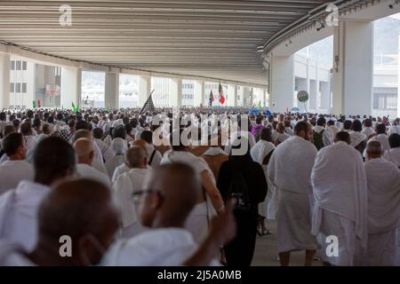 Pellegrini che camminano attraverso un percorso pedonale verso l'area di Jamarat durante Hajj a Mina, Makkah Arabia Saudita Foto Stock