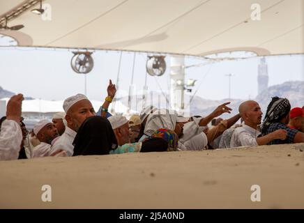 Pellegrini che eseguono rituali di lapidazione durante la stagione hajj a Makkah, Arabia Saudita Foto Stock