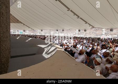 Pellegrini che eseguono il rituale della lapidazione durante Hajj in Makkah Arabia Saudita Foto Stock