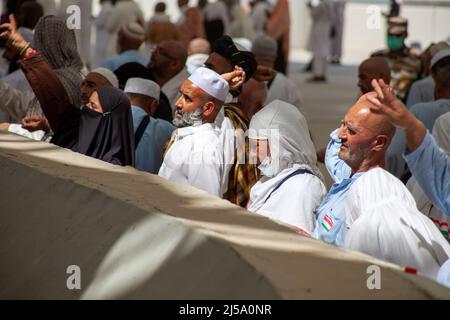 Pellegrini che eseguono il rituale della lapidazione durante la stagione Hajj in Arabia Saudita Makkah Foto Stock