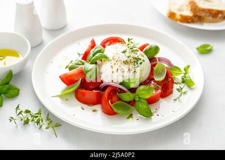 Insalata caprese con pomodoro, mozzarella e basilico, cucina italiana Foto Stock
