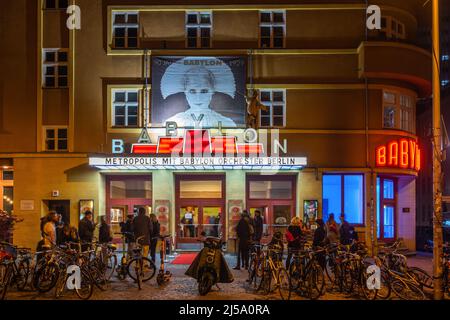 Babylon cinema di notte (Kino Babylon) - un iconico cinema d'arte all'interno di un edificio storico nel distretto di Berlino Mitte, Berlino, Germania, UE Foto Stock