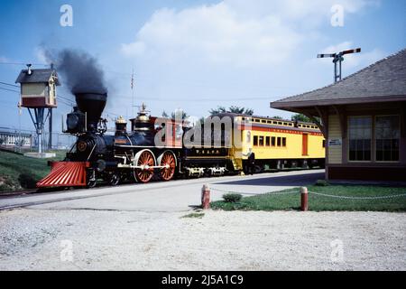 1970S MOTORE A VAPORE 4-4-0 LOCOMOTIVA PASSEGGERO AUTO E UOMO DIRETTORE PRESSO IL NATIONAL RAILROAD MUSEUM A GREEN BAY WISCONSIN USA - KR20174 LEF001 HARS PERSONE ISPIRAZIONE STATI UNITI D'AMERICA MASCHI WISCONSIN INTRATTENIMENTO TRASPORTO NORD AMERICA GRANDANGOLO NORD AMERICA FERROVIA ED ECCITAMENTO PROGRESSO RICREAZIONE ORGOGLIO A IN OCCASIONE LE OCCUPAZIONI LOCOMOTIVE COLLEGAMENTO GREEN BAY 19TH SECOLO CONCETTUALE COMBINARE ALLA MODA RAILROADS VAPORE MOTORE MEDIO-ADULTO MEDIO-ADULTO UOMO WI VECCHIO STILE Foto Stock