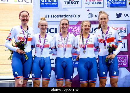 Katie Archibald (a sinistra), Megan Barker, Laura Kenny, Neah Evans e Josie Knight sul podio dopo aver vinto l'argento nella Women's Team Pursuit il primo giorno della Tissot UCI Track Nations Cup 2022 al Sir Chris Hoy Velodrome di Glasgow. Data foto: Giovedì 21 aprile 2022. Foto Stock