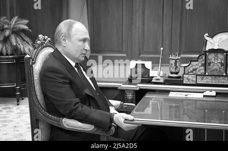 Incontro del Presidente russo Vladimir Putin con il Ministro della Difesa russo Sergei Shoigu 21 aprile 2022 nel Cremlino, Mosca Russia. FOTO: Cremlino Photo Pool Foto Stock