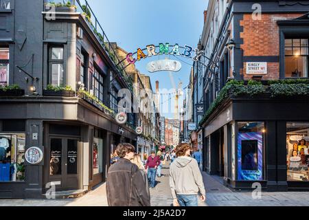 Amanti dello shopping e turisti a Foubert's Place e Kingly Street, adiacente a Carnaby Street, nella zona di Soho di Londra, Regno Unito Foto Stock