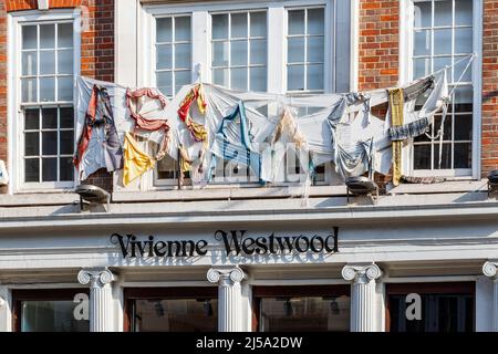 Il nome 'Assange' fatto da resti di tessuto sopra il negozio Vivienne Westwood Flagship in Conduit Street nella zona Mayfair di Londra, Regno Unito Foto Stock