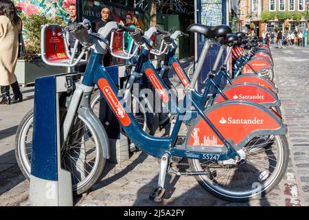 Una fila di biciclette a noleggio Santander, note anche come 'Boris Bikes', a Broadwick Street, nella zona di Soho di Londra, Regno Unito Foto Stock