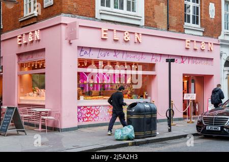 EL&N (Eat, Live and Nourish), un locale rosa che serve brunch, dessert, torte, caffè e mocktail di lusso a Wardour Street, Soho, Londra, Regno Unito Foto Stock