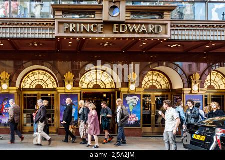 Pedoni fuori dal Prince Edward Theatre in Old Compton Street, Soho, che mostra una produzione di scena di Mary Poppins, Londra, Regno Unito Foto Stock