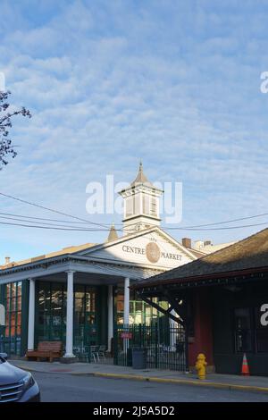 L'edificio del Centro mercato in stile neoclassico del 1853, completo di campanile, è iscritto nel registro nazionale dei luoghi storici ed è anche parte del CE Foto Stock