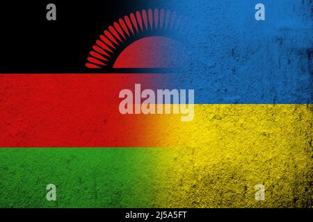 La Repubblica del Malawi bandiera nazionale con bandiera nazionale dell'Ucraina. Grunge sfondo Foto Stock