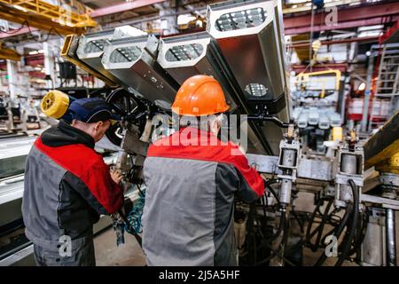Il processo di assemblaggio dei trattori e delle trebbiatrici agricole. Foto Stock