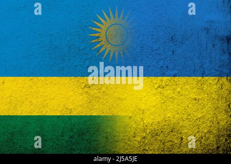 La Repubblica del Ruanda bandiera nazionale con bandiera nazionale dell'Ucraina. Grunge sfondo Foto Stock