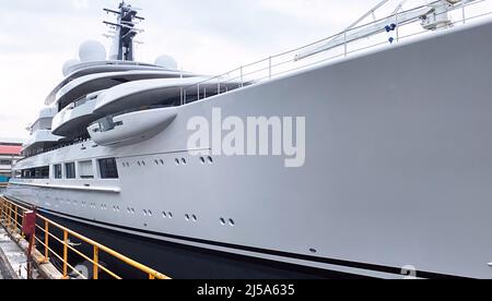 AJAXNETPHOTO. 16TH NOVEMBRE 2021. MARINA DI CARRARA, ITALIA. - SUPERYACHT ARABIAN NIGHTS - SCHEHERAZADE, UNO DEI PIÙ GRANDI SUPERYACHTS DI LUSSO DEL MONDO COSTRUITO DA LURSSEN IN GERMANIA AD UN COSTO DI CIRCA $ 700MILLION. LA NAVE È LUNGA 459FT (138M), HA SEI PONTI, DUE HELIPADS, 4 INSTALLAZIONI RADAR E DECORATA OVUNQUE CON MANUFATTI IN ORO E MARMO. LA NAVE VOLA LA BANDIERA DELLE ISOLE CAYMAN MA LA PROPRIETÀ È ATTUALMENTE SCONOSCIUTA.PHOTO:AJAX NEWS PHOTOS REF:19C5EF17-A076-4381-8EB5-9795B732136C Foto Stock