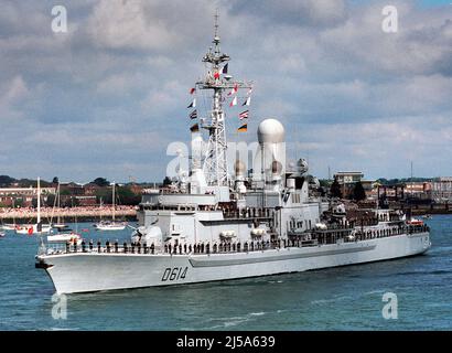 AJAXNETPHOTO. 5TH GIUGNO 2004. PORTSMOUTH, INGHILTERRA. - D-DAY 60TH ANNIVERSARY - CACCIATORPEDINIERE FRANCESE CASSARD (D614) LASCIANDO PORTSMOUTH PER LA NORMANDIA. FOTO:JONATHAN EASTLAND/AJAX. REF: 41106 29 Foto Stock