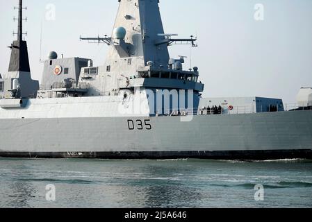 AJAXNETPHOTO. - 12TH MARZO, 2014. - PORTSMOUTH, INGHILTERRA. - TIPO 45 CACCIATORPEDINIERE HMS DRAGON ARRIVO A HARBOUR. PHOTO:JONATHAN EASTLAND/AJAX REF:DTH141203 7440 Foto Stock