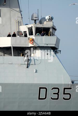 AJAXNETPHOTO. - 12TH MARZO, 2014. - PORTSMOUTH, INGHILTERRA. - TIPO 45 CACCIATORPEDINIERE HMS DRAGON ARRIVO A HARBOUR. PHOTO:JONATHAN EASTLAND/AJAX REF:DTH141203 7449 Foto Stock