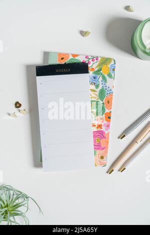 immagini piatte da ufficio con notebook floreale, design minimalista, candela e tastiera Foto Stock