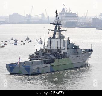 AJAXNETPHTO. 17TH APRILE 2022. NEWCASTLE UPON TYNE, INGHILTERRA. - VISITA DELLA NAVE PATROL - RIVER CLASS LA NAVE PATROL HMS SEVERN NELLA NUOVA CONFIGURAZIONE DI VERNICE 'DAZLE' ARRIVA AL PORTO DI TYNE PER UNA BREVE SOSTA PRIMA DI DIRIGERSI VERSO SUD. FOTO:TONY HOLLAND/AJAXREF;DTH33 9594 Foto Stock