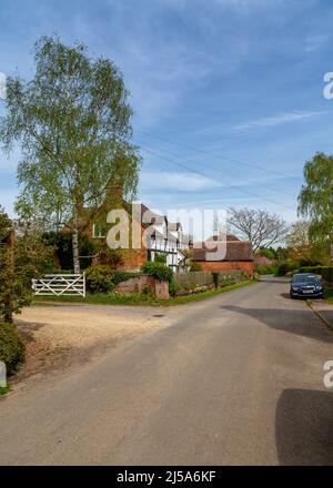 Strada e cottage in Abbots Morton villaggio in Worcestershire, Inghilterra. Foto Stock