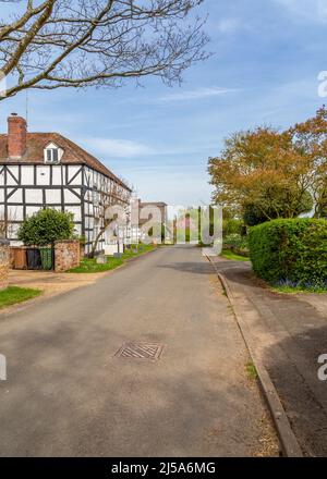 Strada e cottage in Abbots Morton villaggio in Worcestershire, Inghilterra. Foto Stock