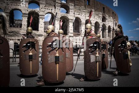 Soldati romani in una rievocazione storica nel mese di aprile. Persone che eseguono una legione romana fori Imperiali, Colosseo, Circo massimo Foto Stock