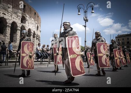 Soldati romani in una rievocazione storica nel mese di aprile. Persone che eseguono una legione romana fori Imperiali, Colosseo, Circo massimo Foto Stock