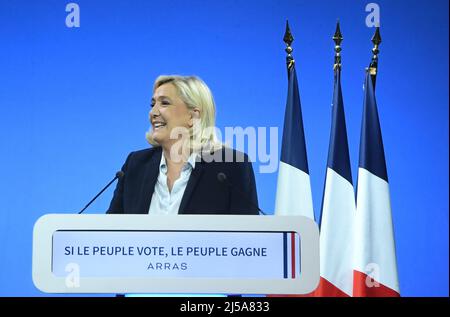 Arras, Francia. 21st Apr 2022. Francia, ARRAS, 2022-04-21. ULTIMO INCONTRO DELLA CAMPAGNA MARINE LE PEN AD ARRAS, FRANCIA, ARRAS, 2022-04-21. DERNIER MEETING DE CAMPAGNE DE MARINE LE PEN A ARRAS. Credit: francois pauletto/Alamy Live News Foto Stock