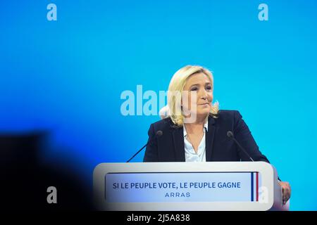 Arras, Francia. 21st Apr 2022. Francia, ARRAS, 2022-04-21. ULTIMO INCONTRO DELLA CAMPAGNA MARINE LE PEN AD ARRAS, FRANCIA, ARRAS, 2022-04-21. DERNIER MEETING DE CAMPAGNE DE MARINE LE PEN A ARRAS. Credit: francois pauletto/Alamy Live News Foto Stock