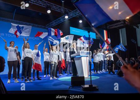 Arras, Francia. 21st Apr 2022. Marine le Pen (C), candidato del partito francese di estrema destra del Rally Nazionale, partecipa a una campagna elettorale ad Arras, Francia settentrionale, il 21 aprile 2022. Il voto di runoff del 24 aprile sarà tra Emmanuel Macron e Marine le Pen. Credit: Sebastien Courdji/Xinhua/Alamy Live News Foto Stock